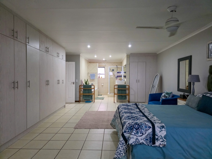 5 Bedroom Property for Sale in Wavecrest Eastern Cape